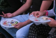 Varias personas comen en platos envueltos en bolsas de plástico, en un sitio de comida rápida, en una imagen de archivo. EFE/Zoilo Carrilloáá