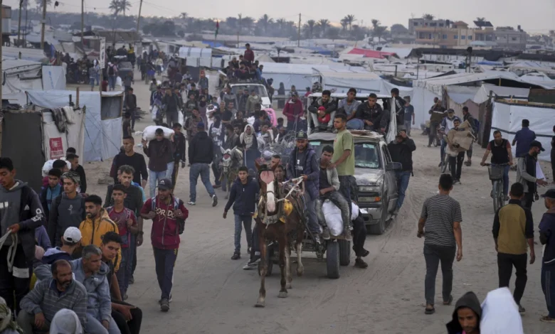 Palestinos llevan bolsas cargadas con comida y ayuda humanitaria proporcionada por la Fundación Humanitaria de Gaza, una organización con apoyo estadounidense autorizada por Israel, en Jan Yunis, en el sur de la Franja de Gaza, el martes 3 de junio de 2025. (AP foto/Abdel Kareem Hana)