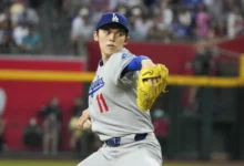 El lanzador japonés de los Dodgers de Los Ángeles, Roki Sasaki, lanza contra los Diamondbacks de Arizona durante la segunda entrada de un partido de béisbol el viernes 9 de mayo de 2025 en Phoenix. (Foto AP/Darryl Webb, Archivo)