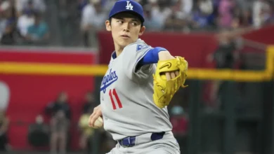 El lanzador japonés de los Dodgers de Los Ángeles, Roki Sasaki, lanza contra los Diamondbacks de Arizona durante la segunda entrada de un partido de béisbol el viernes 9 de mayo de 2025 en Phoenix. (Foto AP/Darryl Webb, Archivo)