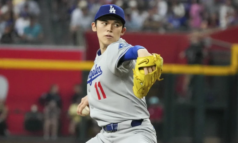 El lanzador japonés de los Dodgers de Los Ángeles, Roki Sasaki, lanza contra los Diamondbacks de Arizona durante la segunda entrada de un partido de béisbol el viernes 9 de mayo de 2025 en Phoenix. (Foto AP/Darryl Webb, Archivo)