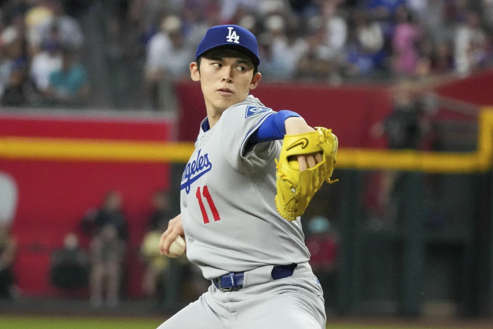 El lanzador japonés de los Dodgers de Los Ángeles, Roki Sasaki, lanza contra los Diamondbacks de Arizona durante la segunda entrada de un partido de béisbol el viernes 9 de mayo de 2025 en Phoenix. (Foto AP/Darryl Webb, Archivo)