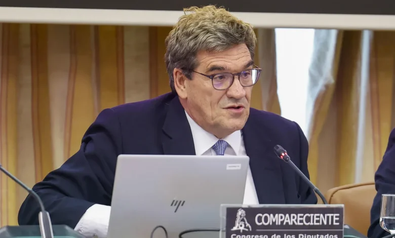 El gobernador del Banco de España, José Luis Escrivá, comparece ante la Comisión de Economía del Congreso, para presentar el informe anual de la entidad este lunes, en Madrid. EFE/ J.P.Gandul