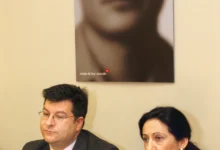 Foto de archivo de 2004 del periodista Fernando Lázaro durante la presentación de su libro "Yo acuso", junto a la entonces jueza y ex secretaria de Estado de Interior Margarita Robles. EFE/SERGIO BARRENECHEA