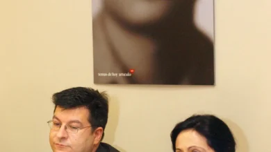 Foto de archivo de 2004 del periodista Fernando Lázaro durante la presentación de su libro "Yo acuso", junto a la entonces jueza y ex secretaria de Estado de Interior Margarita Robles. EFE/SERGIO BARRENECHEA