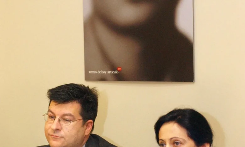 Foto de archivo de 2004 del periodista Fernando Lázaro durante la presentación de su libro "Yo acuso", junto a la entonces jueza y ex secretaria de Estado de Interior Margarita Robles. EFE/SERGIO BARRENECHEA