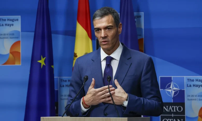 El presidente del Gobierno de España, Pedro Sánchez, en rueda de prensa en el marco de la cumbre de la OTAN que se celebró este miércoles en La Haya, Países Bajos. EFE/J.J. Guillén