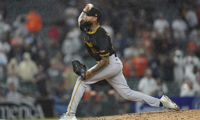 El dominicano Dennis Santana, de los Piratas de Pittsburgh, lanza frente a los Tigres de Detroit el jueves 19 de junio de 2025 (AP Foto/Paul Sancya)