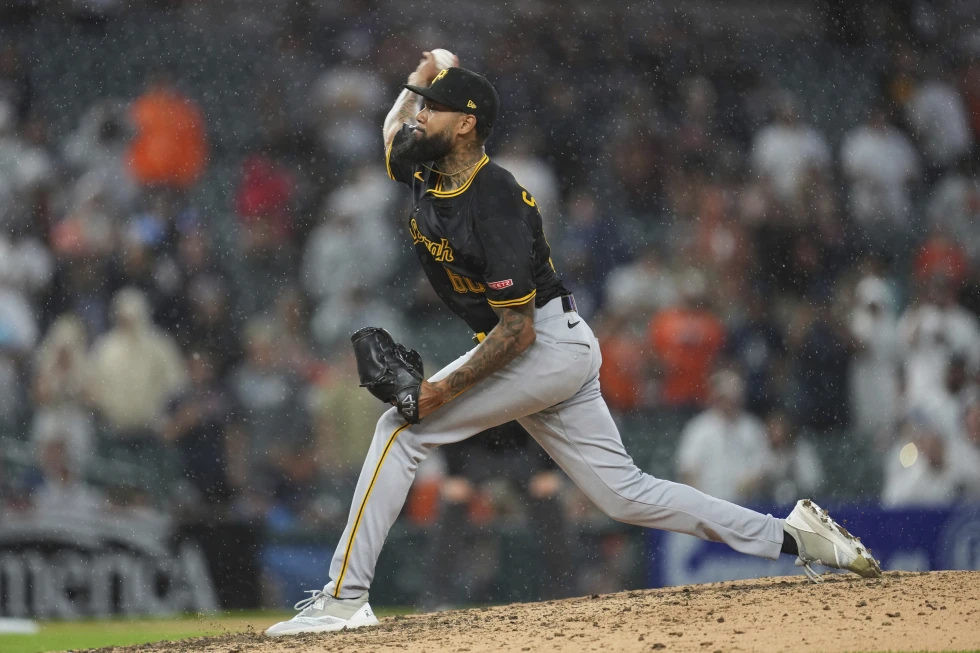 El dominicano Dennis Santana, de los Piratas de Pittsburgh, lanza frente a los Tigres de Detroit el jueves 19 de junio de 2025 (AP Foto/Paul Sancya)