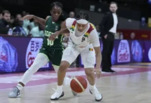 ARCHIVO -Cierra Dillard (derecha), de la selección de Senegal, disputa un balón perdido frente a Promise Amukamara, de Nigeria, en la eliminatoria olímpica, el 8 de febrero de 2024, en Amberes, Bélgica (AP Foto/Virginia Mayo, archivo)