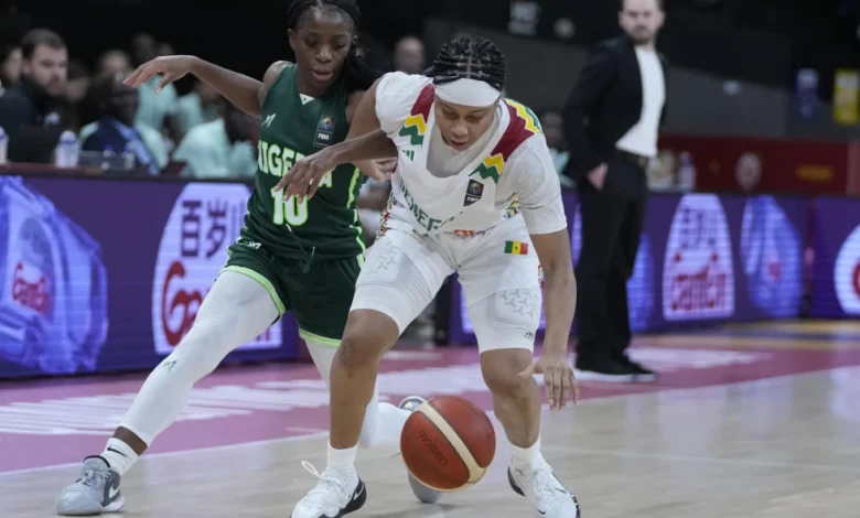 ARCHIVO -Cierra Dillard (derecha), de la selección de Senegal, disputa un balón perdido frente a Promise Amukamara, de Nigeria, en la eliminatoria olímpica, el 8 de febrero de 2024, en Amberes, Bélgica (AP Foto/Virginia Mayo, archivo)