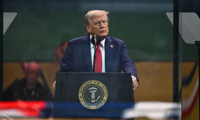 El presidente de Estados Unidos, Donald Trump (i), el 14 de junio de 2025. EFE/EPA/Kent Nishimura