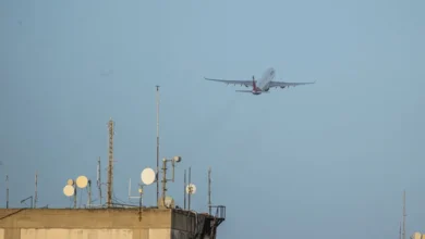 Fotografía de archivo de un avión despegando del Aeropuerto Internacional Simón Bolívar. EFE/ Henry Chirinos