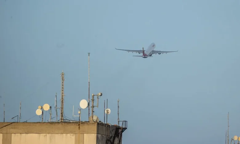 Fotografía de archivo de un avión despegando del Aeropuerto Internacional Simón Bolívar. EFE/ Henry Chirinos